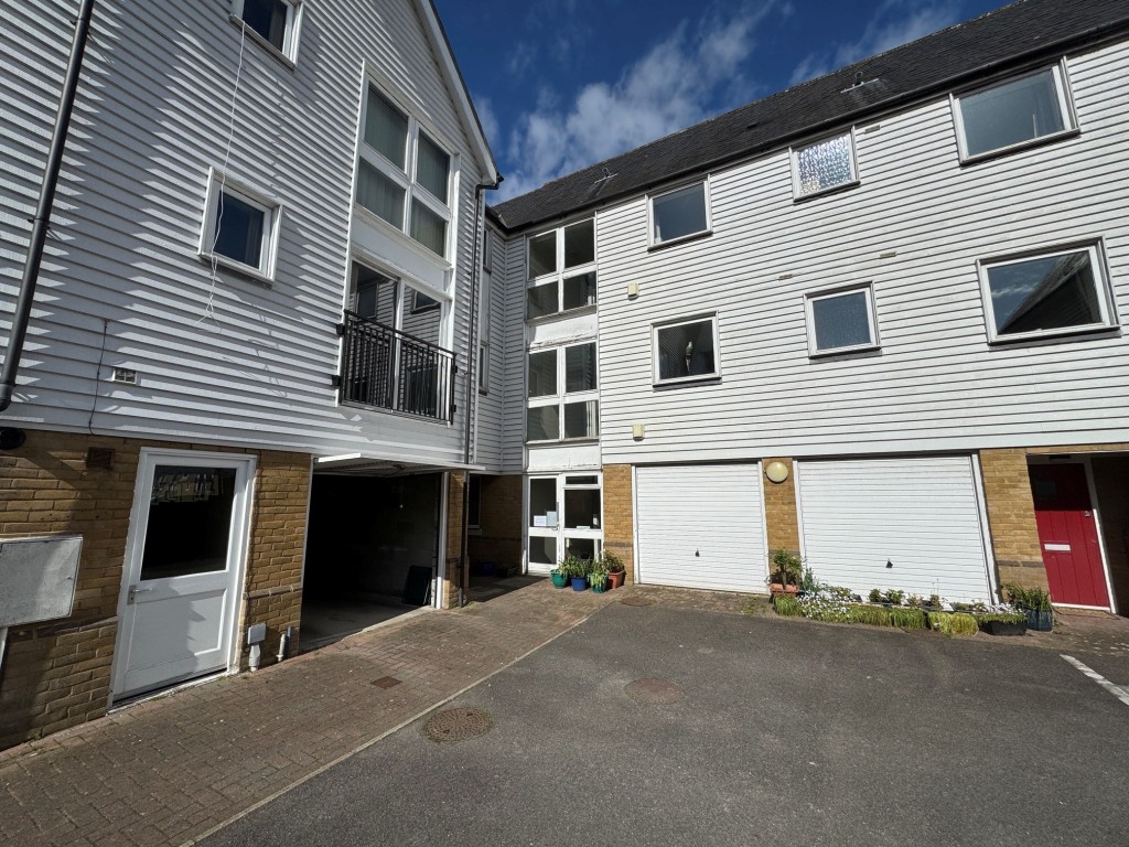 Lot: 15 - TWO-BEDROOM APARTMENT - Communal entrance to 22-29 Beaconsfield Road